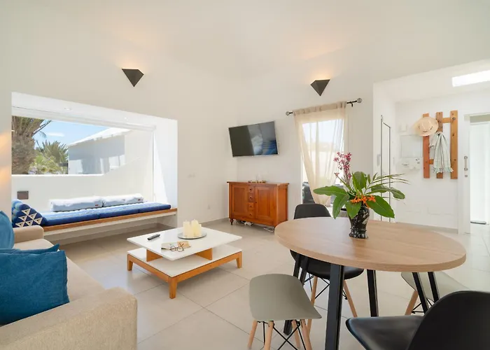 Irene Lanzarote En En Complejo Con Piscina Comunal