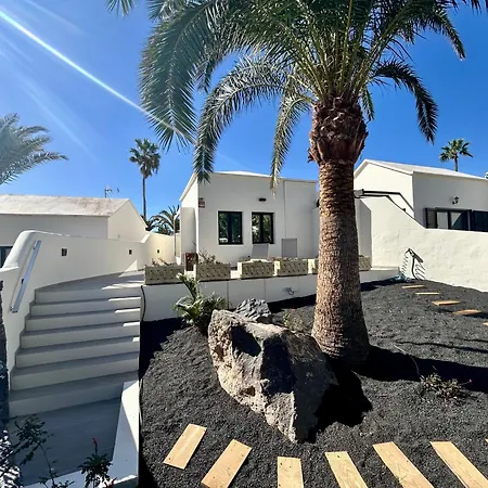 Irene Lanzarote En En Complejo Con Piscina Comunal