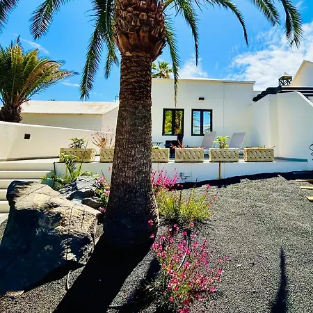 Irene Lanzarote En En Complejo Con Piscina Comunal Costa Teguise