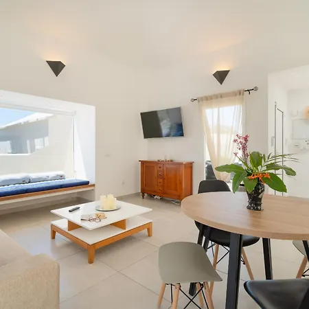 Irene Lanzarote En En Complejo Con Piscina Comunal