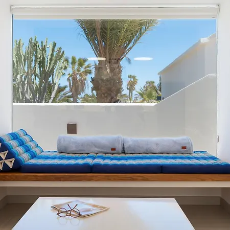 Irene Lanzarote En En Complejo Con Piscina Comunal *