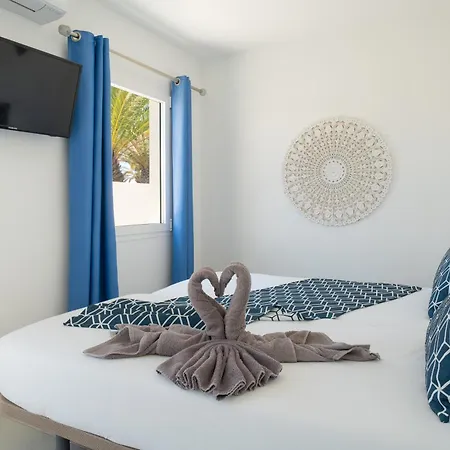 Irene Lanzarote En En Complejo Con Piscina Comunal