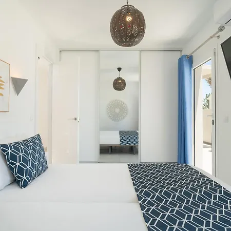 Irene Lanzarote En En Complejo Con Piscina Comunal