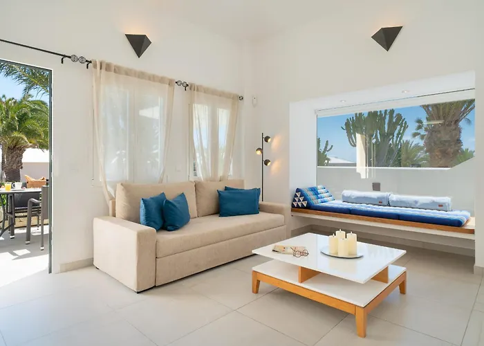 Irene Lanzarote En En Complejo Con Piscina Comunal *