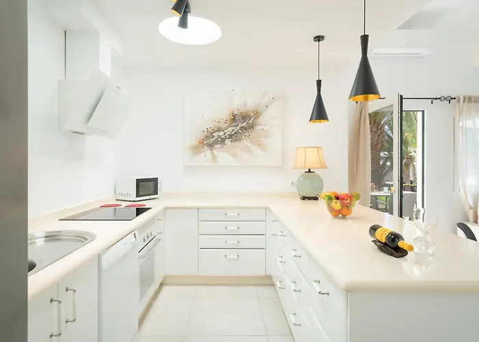 Irene Lanzarote En En Complejo Con Piscina Comunal