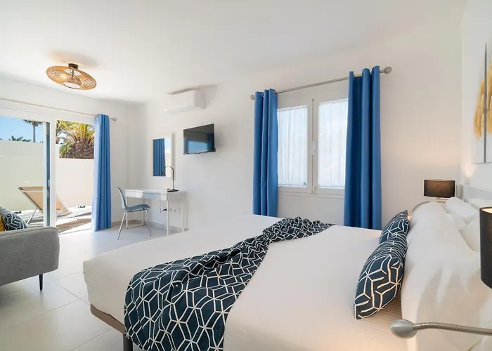 Irene Lanzarote En En Complejo Con Piscina Comunal *