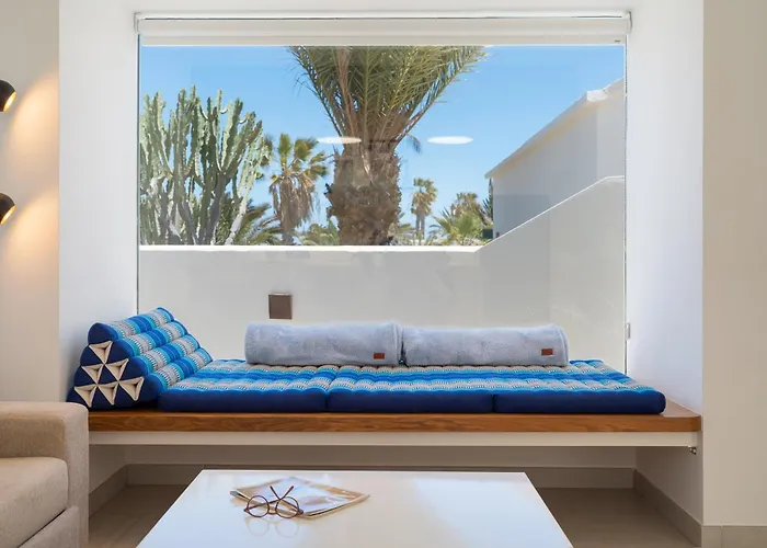 Irene Lanzarote En En Complejo Con Piscina Comunal *