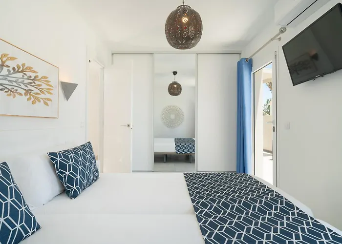 Irene Lanzarote En En Complejo Con Piscina Comunal