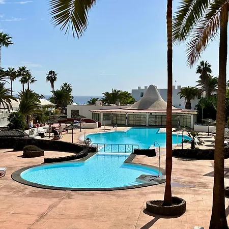 Irene Lanzarote En En Complejo Con Piscina Comunal *