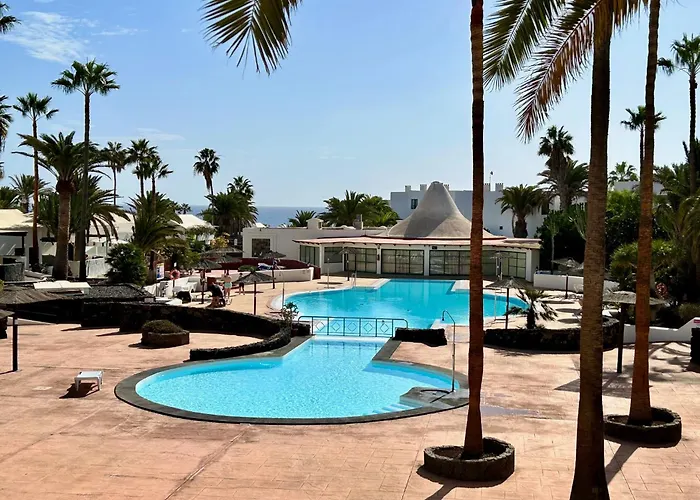 Irene Lanzarote En En Complejo Con Piscina Comunal *