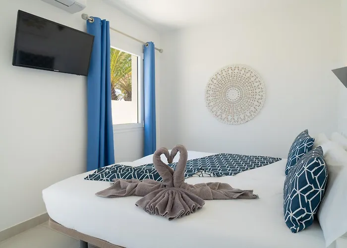 Irene Lanzarote En En Complejo Con Piscina Comunal